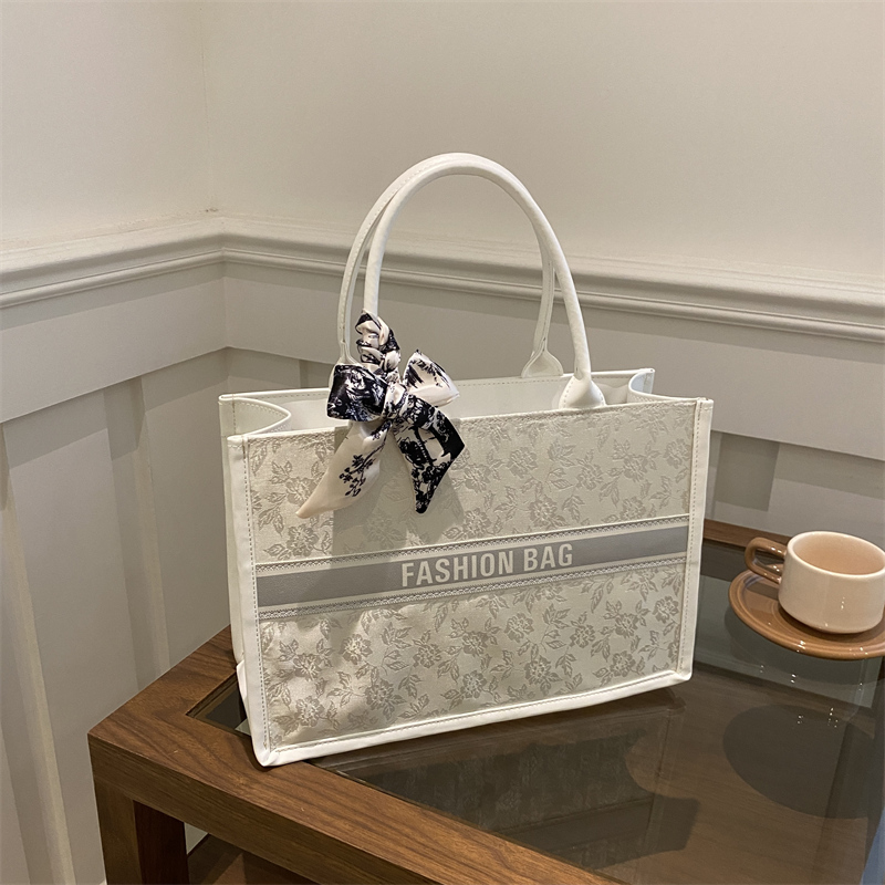 Luxury Bag Collection - حقيبة يد نسائية فاخرة وأنيقة من