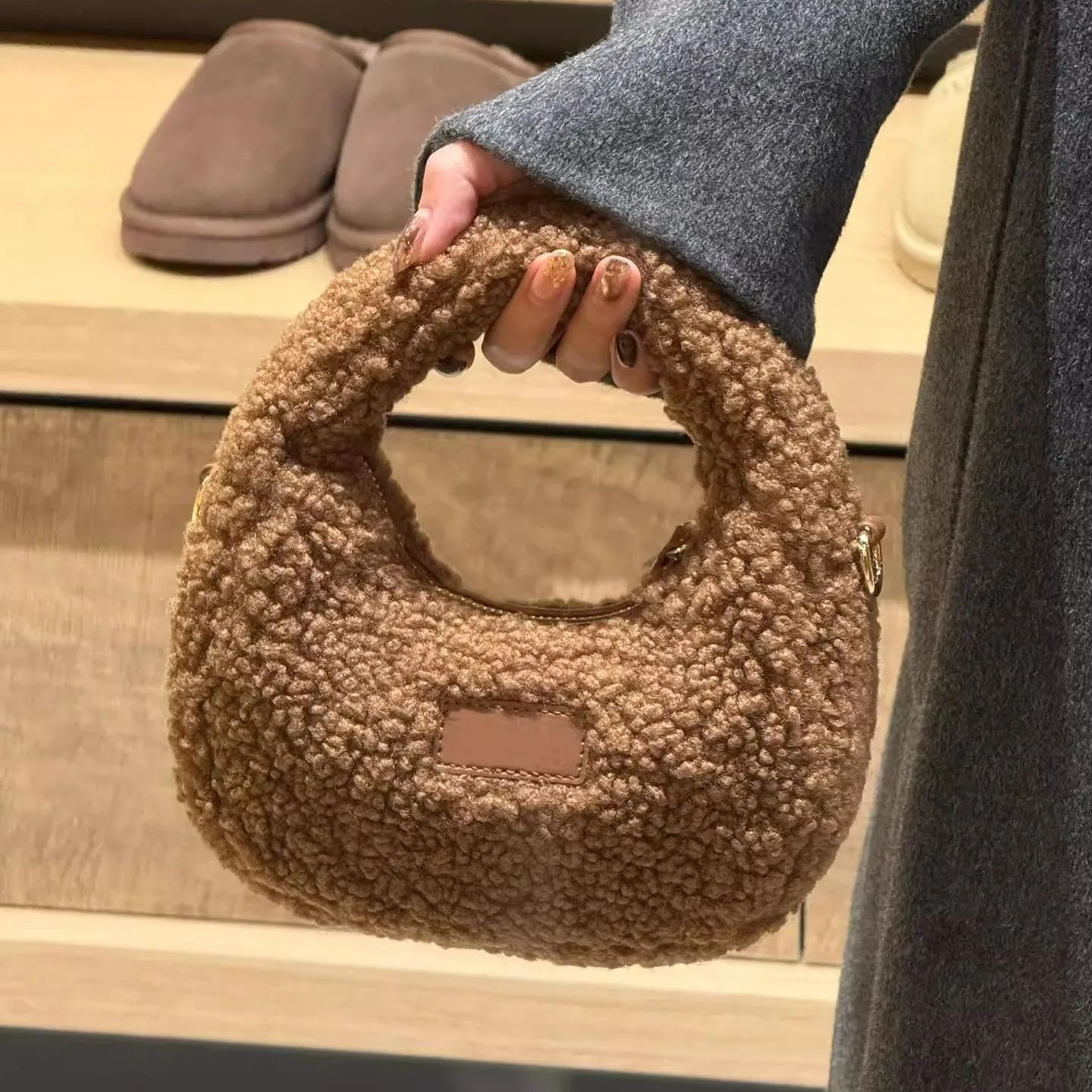 Half Moon Bag Suede - نصف القمر تصميم صوف الضأن حقيبة
