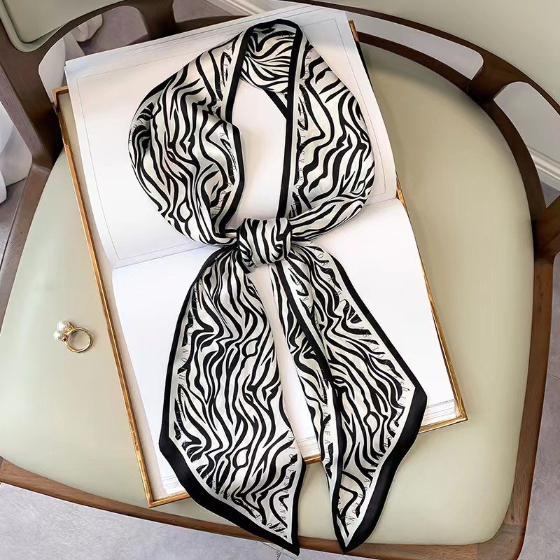 Discount Luxury Bags - وشاح حريري مربع فاخر بنقشة حمار