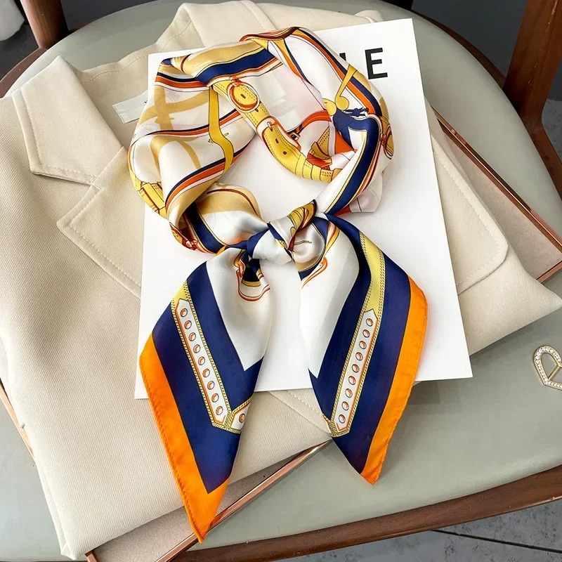 Discount Luxury Bags - وشاح حريري مربع نحيف بتصميم فاخر