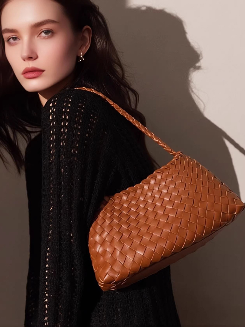 Half Moon Bag Suede - حقيبة يد نسائية فاخرة منسوجة يدويًا،
