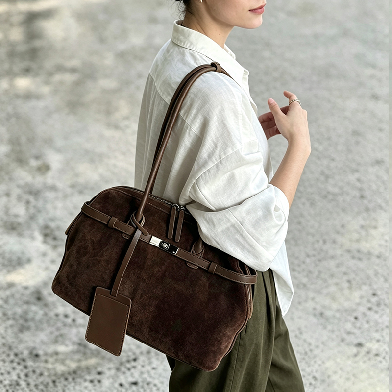 حقيبة كتف نسائية جديدة من جلد  - مراجعة Half Moon Bag Suede وسعره