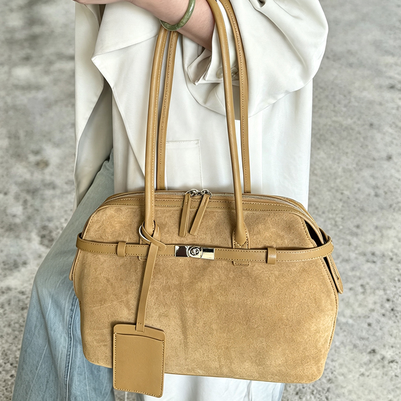 حقيبة كتف نسائية جديدة من جلد  - مراجعة Half Moon Bag Suede وسعره
