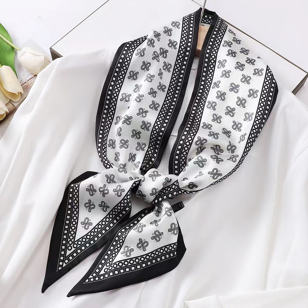 وشاح حريري مربع فاخر بنقشة حما - مراجعة Discount Luxury Bags وسعره