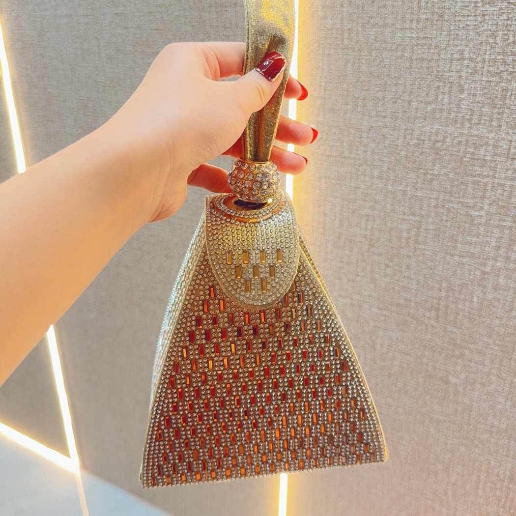 حقائب سهرة فاخرة بأحجار الراين - مراجعة Luxury Bags Pyramid وسعره