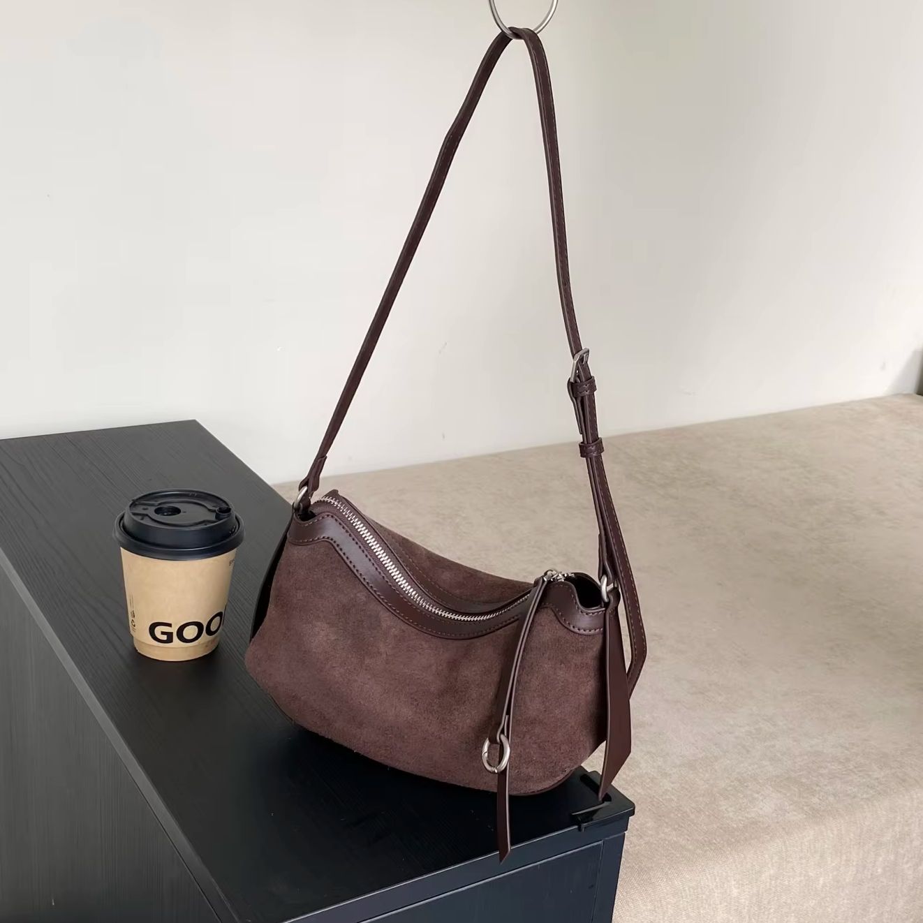 حقيبة هوبو نسائية من الجلد الط - مراجعة Half Moon Bag Suede وسعره