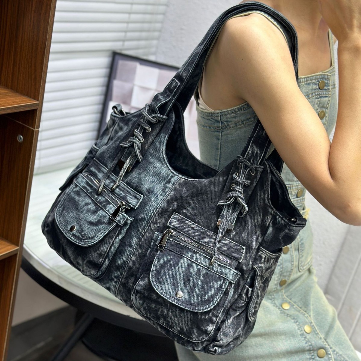 حقيبة نسائية من قماش الدنيم Y2 - مراجعة Accordion Wallet Zip وسعره