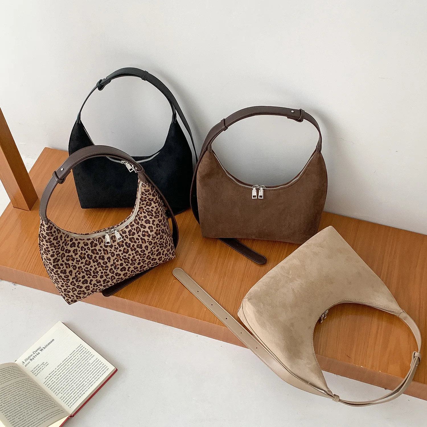 الفاخرة ليوبارد الهلال المرأة  - مراجعة Half Moon Bag Suede وسعره