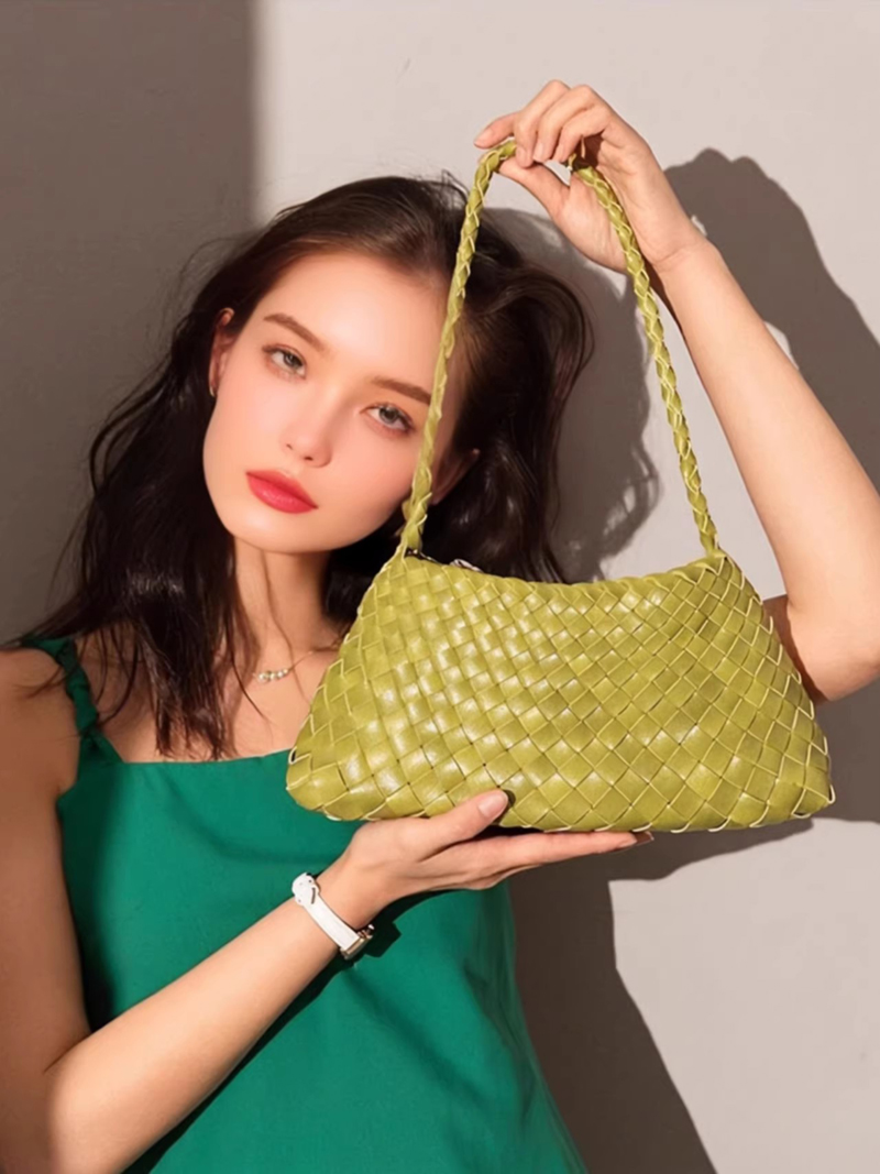 حقيبة يد نسائية فاخرة منسوجة ي - مراجعة Half Moon Bag Suede وسعره