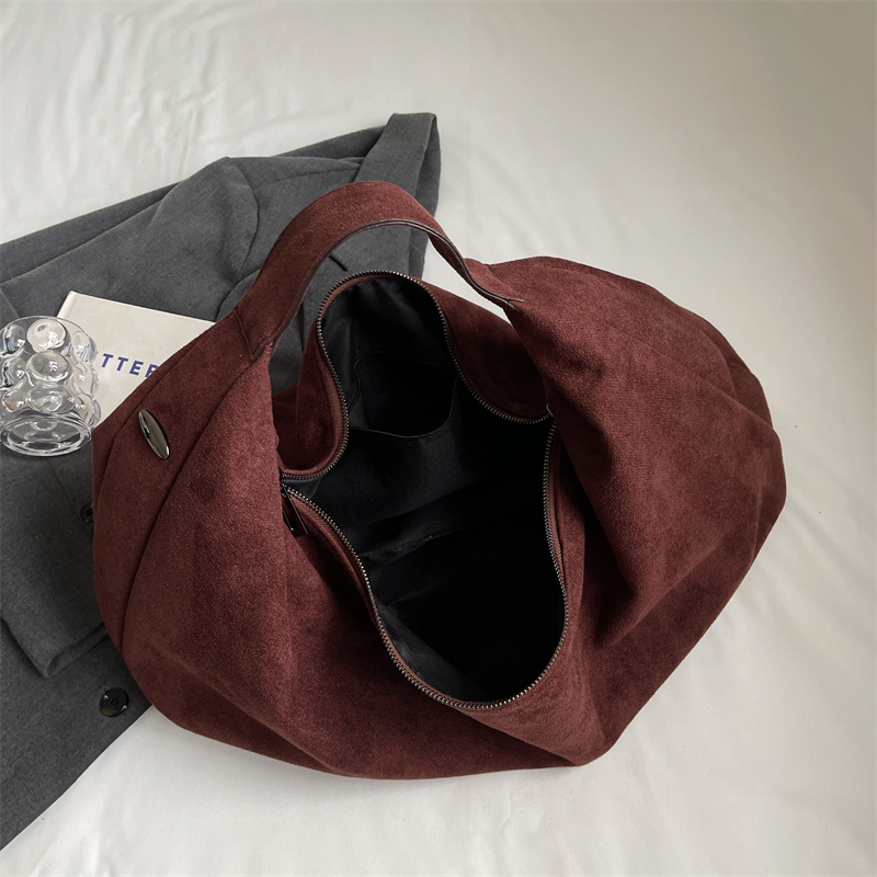 حقيبة تسوق نصف قمر هوبو للنساء - مراجعة Half Moon Bag Suede وسعره