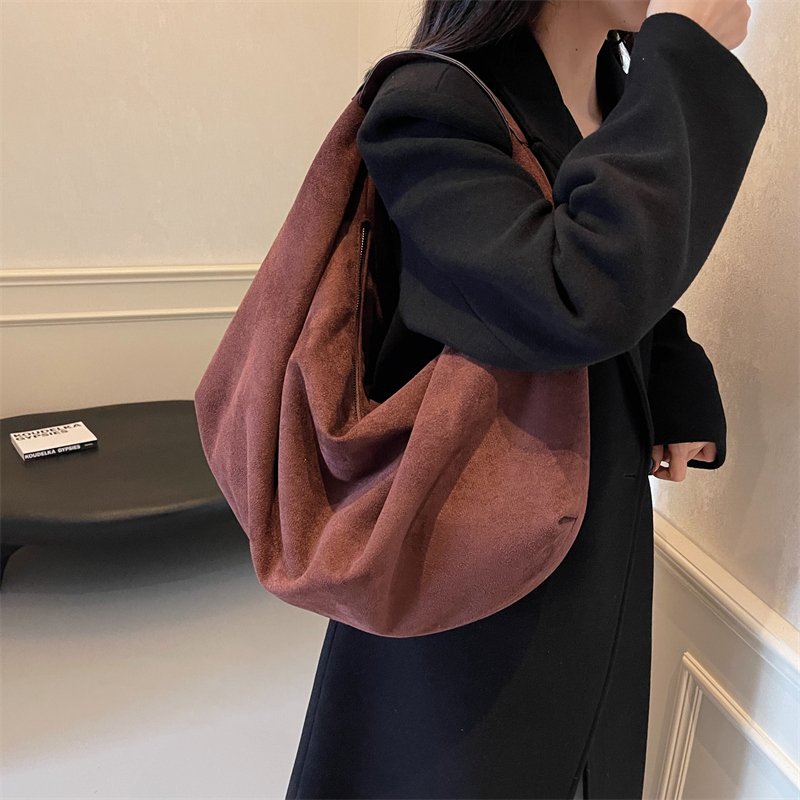 حقيبة تسوق نصف قمر هوبو للنساء - مراجعة Half Moon Bag Suede وسعره