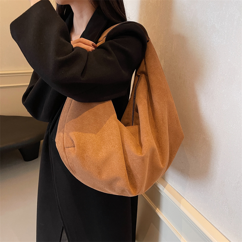 حقيبة تسوق نصف قمر هوبو للنساء - مراجعة Half Moon Bag Suede وسعره