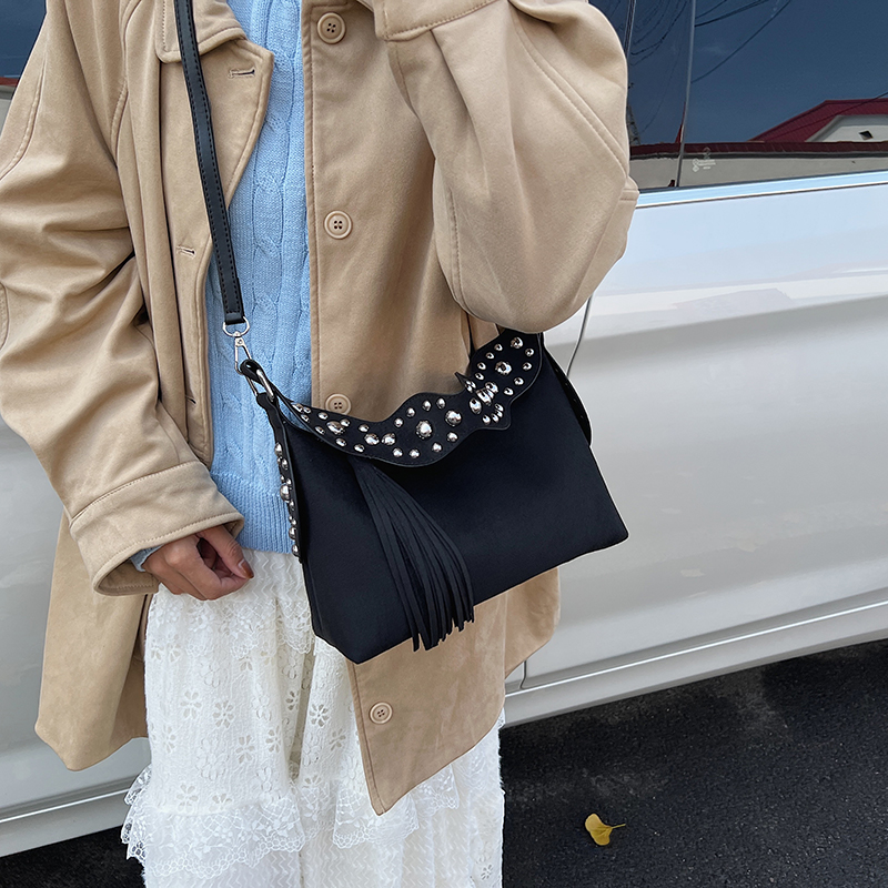 حقيبة كتف ريترو عصرية جديدة لل - مراجعة Half Moon Bag Suede وسعره